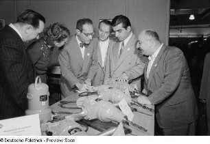 Besucher der Leipziger Herbstmesse 1954 betrachten ausgestellte Bohrmaschinen
