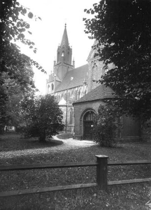 Cammin, Dom : Cammin (Kamien Pomorski/Polen). Dom Sankt Maria und Sankt Johannes der Täufer (1101/1200 begonnen, 1388/1438 Umbau Schiff, 1847/1850 Turm). Teilansicht von Südosten