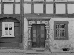 Wohnhaus : Wohnhaus (1801/1850), Haustür mit Gesims