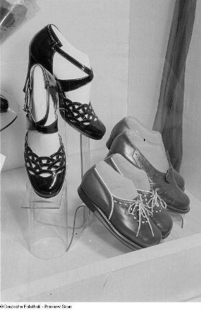 Schuhe in einer Vitrine auf der Leipziger Herbstmesse 1954