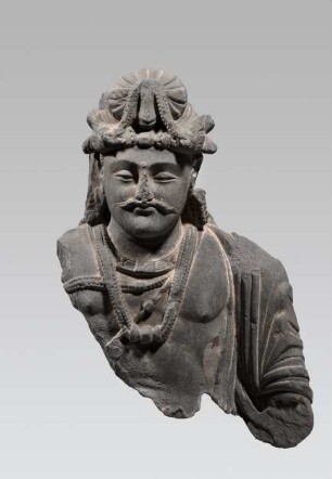 Oberkörper eines Bodhisattva mit Turban (Fragment)