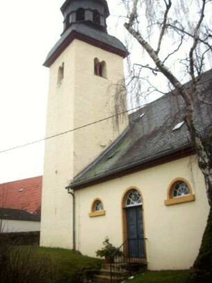 Kirche von Nordwesten (im Kern Romanisch um 1100) mit Kirchturm (Biforien im Glockengeschoß) sowie Langhaus mit nördlichem Seitenschiff-bei Überarbeitung im 19 Jh unter Schleppdach gelegt