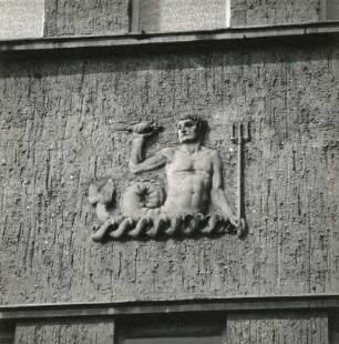 Dresden-Pieschen, Wurzener Straße 18. Sachsenbad (1927/1929; P. Wolf). Triton-Relief