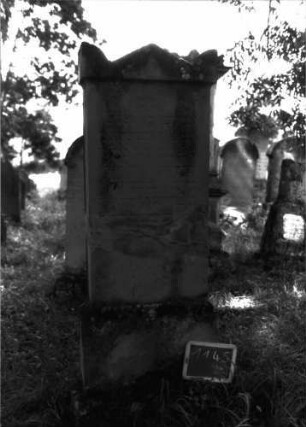 Grabstein 1145 (Index: 100104254) Material: Sandstein Zustand: Bruchstelle, Reparaturspuren, stark verwittert Maße HxBxT: 150x54x18 cm Beschreibung: Stele auf getrepptem Sockel, Giebelaufsatz mit Eckakroterien: Grabstein 1145