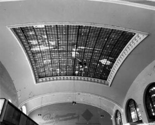 Bahnhof Dresden-Neustadt. Empfangsgebäude, Schalterhalle. Dachfenster in Hallenmitte : Dresden-Neustadt, Schlesischer Platz 1. Bahnhof Dresden-Neustadt. Empfangsgebäude, Schalterhalle. Dachfenster in Hallenmitte