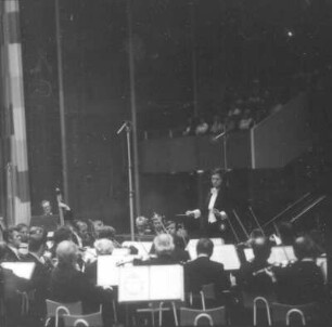Konzert der Dresdner Philharmonie unter Leitung von Johannes Winkler (S. Kurz: Aufenthalt auf Erden; Klavierkonzerte von Skrjabin und Tschaikowski). Kulturpalast Dresden, 24.09.1976