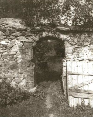 Maxen, Maxener Straße 1. Ehemaliges Rittergut (1844). Bruchsteinmauer mit Gartenpforte