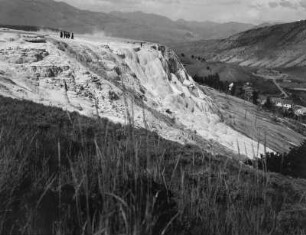 Mammoth Hot Springs : Teilnehmer des Transkontinentalen Geographenkongresses auf den Sinterterrassen von Mammoth Hot Springs im Yellowstone-Nationalpark