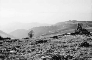 Schauinsland: Steinhaufen auf Hügel; mit Paar