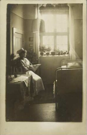[Krankenschwester schaut aus dem Fenster]