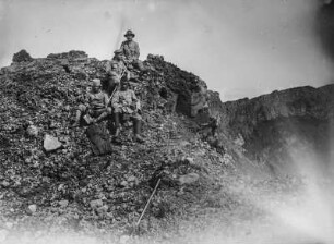 Gruppenportrait am Krater des Nyiragongo : Gruppenportrait am Krater des Nyiragongo mit Hans Meyer (oben) und drei weiteren Personen
