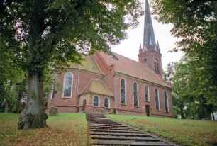Peter-Paul-Kirche: Nordostseite mit Treppenaufgang