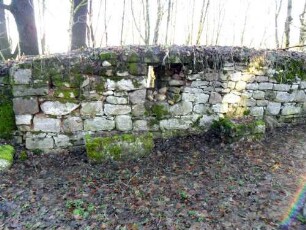 Crock-Kirchhofmauer im Süden mit Schießscharte in Brusthöhe (ehemaler Wehrgang mit Brüstung abgetragen) sowie Werksteinen im Mauersteinverband