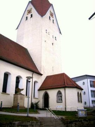 Ansicht von Südwesten-Kirche im Kern Romanisch (12 Jh)-Kirchturmobergeschoß um 1300 erneuert-Langhaus 1736 stark überarbeitet-1839 erweitert