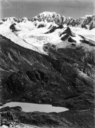 Der Berg Illampú : Der schneebedeckte Berg Illampú vor einem Teich