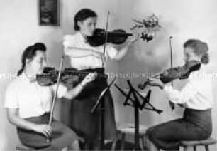 Arbeitsmaiden des Reichsarbeitsdienstes beim Musizieren, Geigentrio