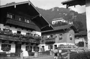 Marquartstein: Durchblick zum Schloss