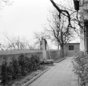 Weißig (bei Großenhain), Wohnhaus Nr. 6. Hölzerne Handschwengelpumpe