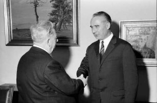 Freiburg: Regierungspräsidium Südbaden; Schreibtischübergabe, Regierungspräsident Dichtel an Regierungspräsident Person