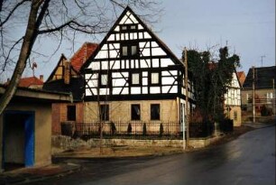 Straße, Bushaltestelle, Fachwerkgiebel