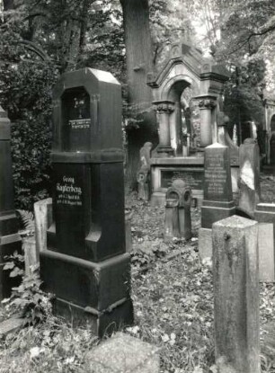 Görlitz-Biesnitz, Promenadenstraße. Jüdischer Friedhof. Grabmale. Ansicht mit Grabmal für Georg Kupferberg (ab 1909)