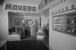 Mehrere Personen am Stand von Makeba Füllhalter auf der Leipziger Herbstmesse 1955