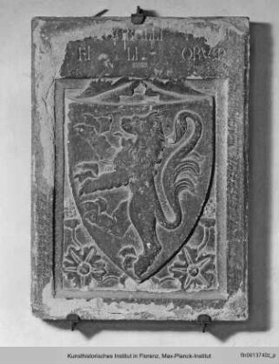 Grabstein mit Inschrift und Wappen von Guidarello di Todino