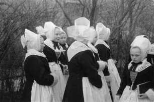 Konfirmandinnen in Schleifer Tracht. : Konfirmandki w Slepjanskej drasće.