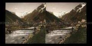 Tal mit Fluss und Dorf