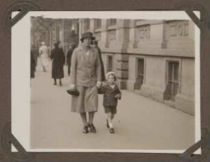 Christiane und Andreas Zimmer auf der Straße im Mai 1933
