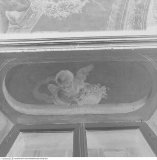 Gewölbefresken, Fenstergewände: Putto mit Blütenkranz in der Hand
