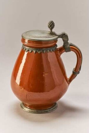 Brauner birnförmiger Krug mit Zinndeckel