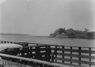 Flussüberquerung : Mit Hilfer einer Fähre wird der Rio Parana überquert.