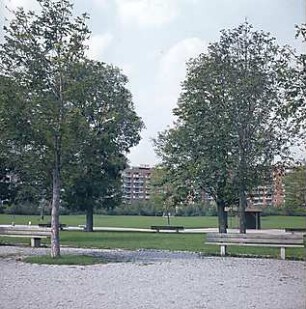 Hansjakob, Gottfried; München - Neuperlach Mitte; Wohnring Neuperlach - Innenraum Wohnring, Grünanlage und Fußgängerbereich mit Sitzbänken