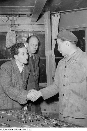 Baggerführer Helmut Starke vom Tagebau Schleenhain und zwei weitere Personen im Führerstand eines DS 750