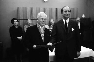 Freiburg: Hotel Stadt Freiburg; Bundesverdienstkreuz für Prof. Max Müller, München überreicht durch Ministerpräsident Filbinger