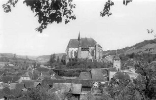 keine Beschreibung [Birthelm (Biertan): Blick auf die Kirchenburg, mit Vordergrund]