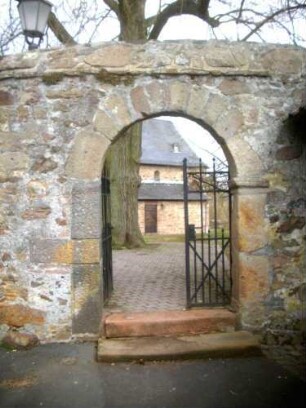 Kirchhofmauer im Süden-äußerer Torbogen des ehemaligen Kammertores mit Kämpfer von Ortsseite (Wehrgang mit Steinbrüstung und Schießscharten abgetragen)