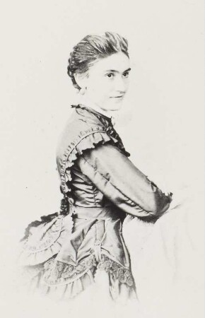 Porträt Clara Zeidler (um 1845-nach 1906; Sängerin). Albuminabzug auf Karton Carte-de-visite mit Atelieraufdruck verso)