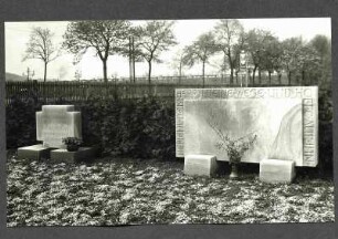 Grabstein. Entwurf und Ausführung Otto Rumpf