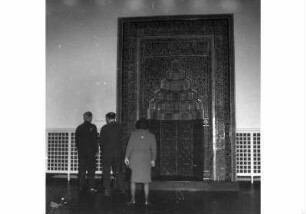 Aufstellung des Museums für Islamische Kunst im Pergamonmuseum, Besucher vor der Gebetsnische im Seldschuken-Saal (Raum 13)