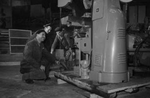 Vorbereitungen zur Frühjahrsmesse 1956, rumänische Arbeiter beim Montieren einer technischen Anlage