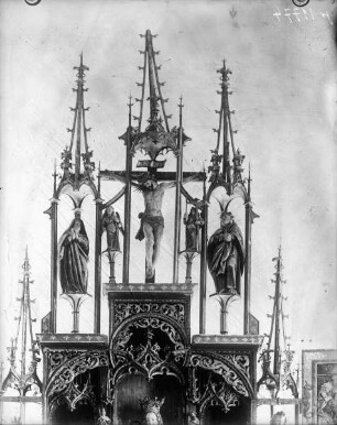 Flügelaltar — Christus am Kreuz mit Heiligen und Engeln