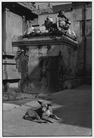 Varanasi. Figuren auf einem Sockel vor einem Tempel
