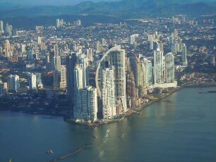 Panama-City aus der Luft : Aufgenommen währen des Landeanfluges einer kleinen Propellermaschine über Panama-City am 14. Septenber 2011