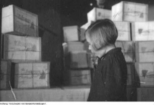 Deutsche Kriegsgefangene in Jugoslawien spenden Pakete für Kinder in Deutschland - die Volkssolidarität organisiert die Verteilung, 1948