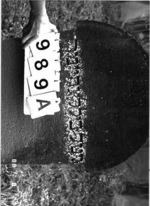 Grabstein 989 (Index: 100099076) Maße HxBxT: 125x52x16 cm Symbolik: Trauerkranz: Grabstein 989A