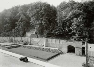 Grünanlage am Standort der ehem. Leonhardischen "Chemischen Fabrik" (1929 nach Trachau umgezogen), deren bekanntestes Produkt die Leonhardi-Tinten waren