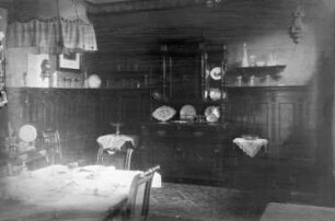 Kattowitz, Friedensstraße 2. Wohnung der Familie Knochenhauer. Speisezimmer mit eingedecktem Tisch (Teilansicht). Blick auf eine Vitrine