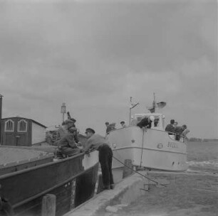 Lohme. Fischerboot und Fähre